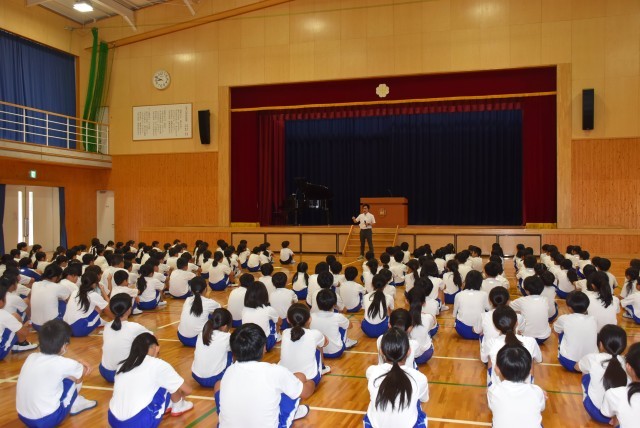 よい姿勢で生徒指導の話が聞けています