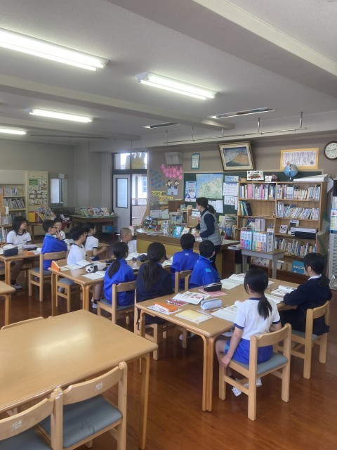 久光先生から「百科事典」の使い方を教えてもらいました