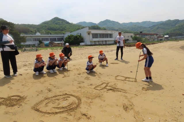 新入生歓迎行事　砂絵でしりとり