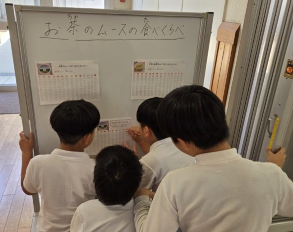 意見交換しながら投票中
