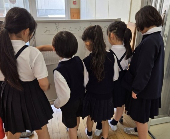 思い出しながら投票中