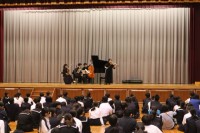 クラッシックに耳を傾ける生徒