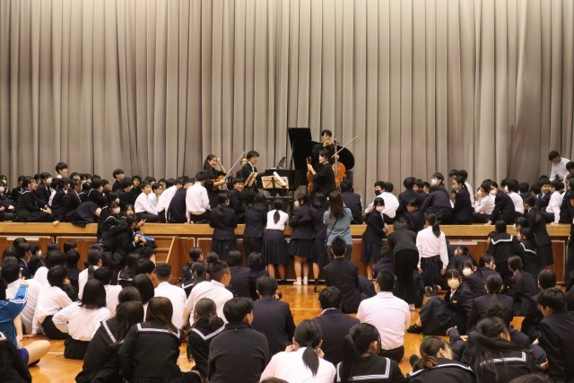 好きな場所で演奏を楽しむ様子