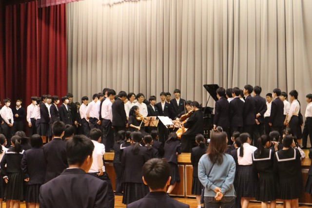 生演奏に合わせて、全員で校歌斉唱