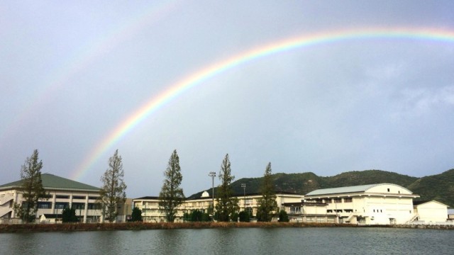 豊中中学校_学校と虹.jpg