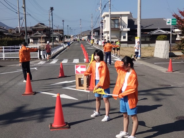 学校前でコースの案内をしています