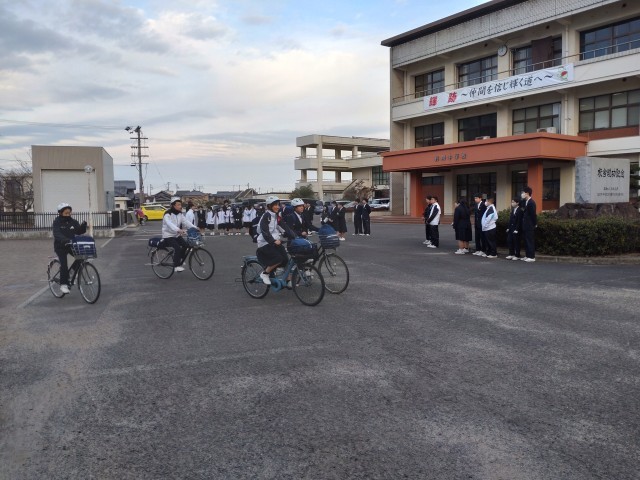 正門入っての玄関前であいさつ運動