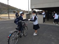 牛乳パックを受け取っています