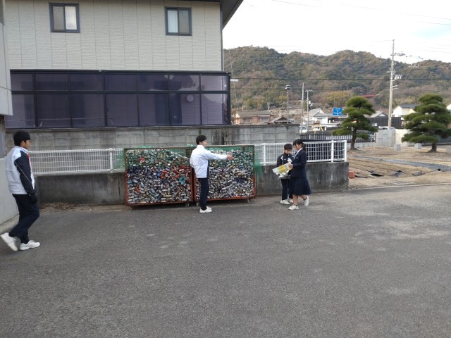 アルミ缶を回収しています